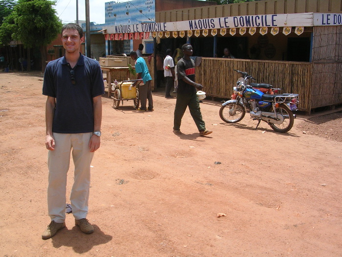 Thimo in front of a refreshment bar