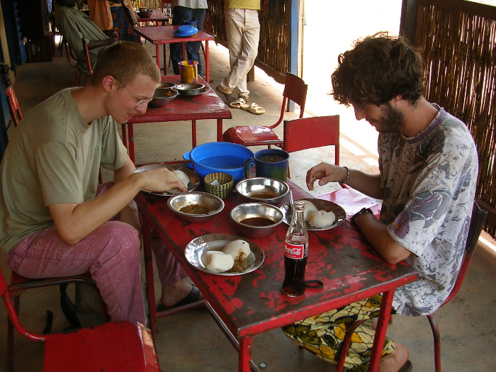 Mathias & Gaël eating tô