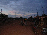 Rue menant à Kamboincé à la tombée de la nuit