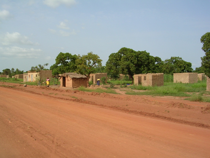 Road crossing Kamboincé