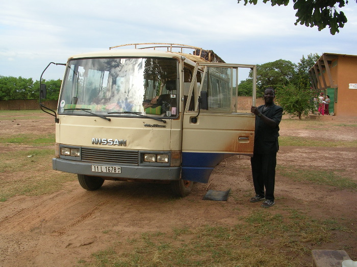 Etienne, notre chauffeur, à côté de son bus