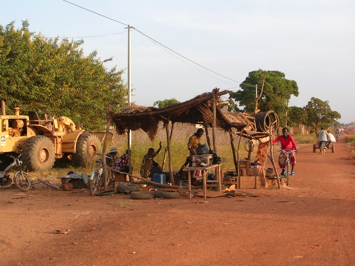 Un réparateur au bord de la route