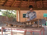 Gaël jouant du xylophone