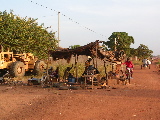 Un réparateur au bord de la route