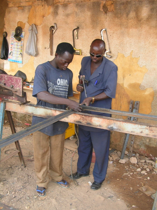 Abel & M. Nana, le chef de l'atelier TTA, au début de la construction du chauffe-eau