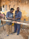 Abel & M. Nana, le chef de l'atelier TTA, au début de la construction du chauffe-eau