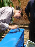 Stéphanie décorant le chauffe-eau