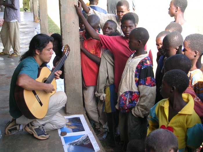 Thomas jouant de la guitare