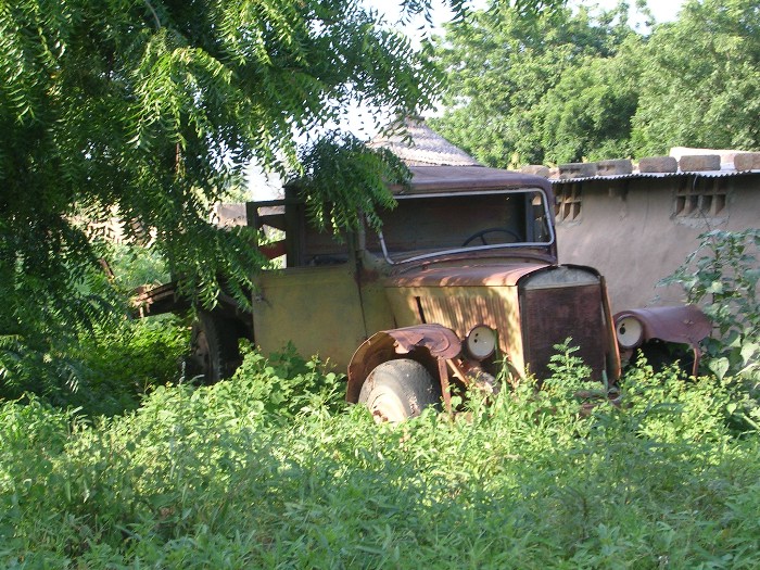 Une carcasse de voiture