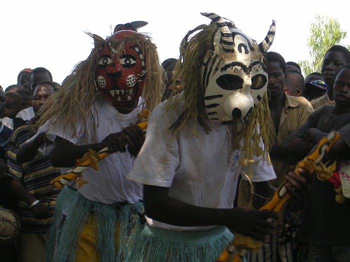 Des danseurs masqués