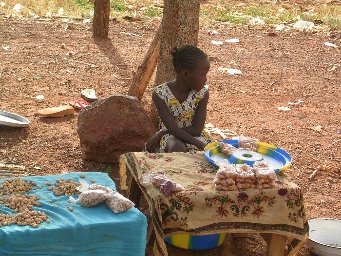 Une jeune vendeuse de cacahuètes