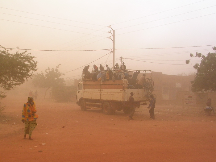 Un camion dans une tempête de sable