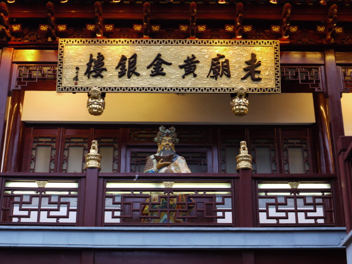 Statue sur un balcon