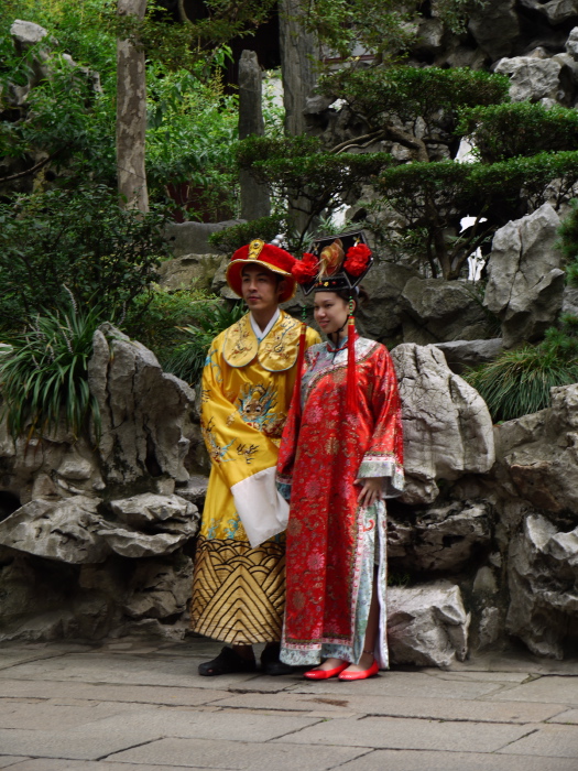 Un couple de jeunes mariés