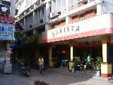 Restaurants en face du Main Gate