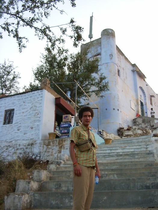 Guillaume devant le Savitri Temple