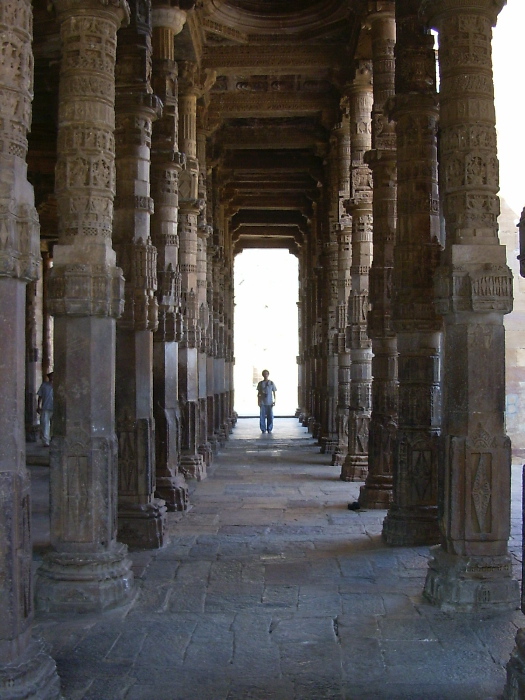 Rangée de colonnes à l'intérieur de la mosquée