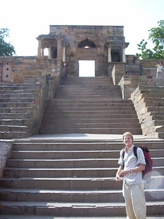 Nicolas in front of the gate of the Adhai din ka Jhonpra Mosque