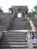 Nicolas in front of the gate of the Adhai din ka Jhonpra Mosque