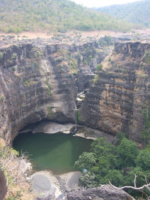 Chute d'eau près des caves