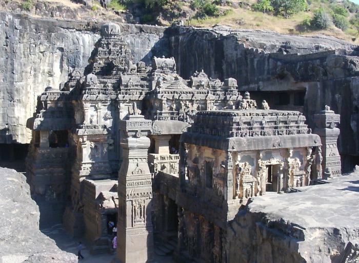 Temple sculpté dans la roche