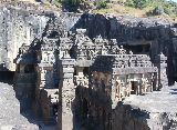 Temple sculpté dans la roche