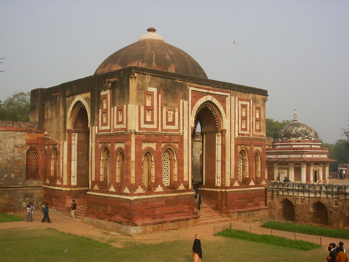 Un pavillon à côté du Qutub Minar