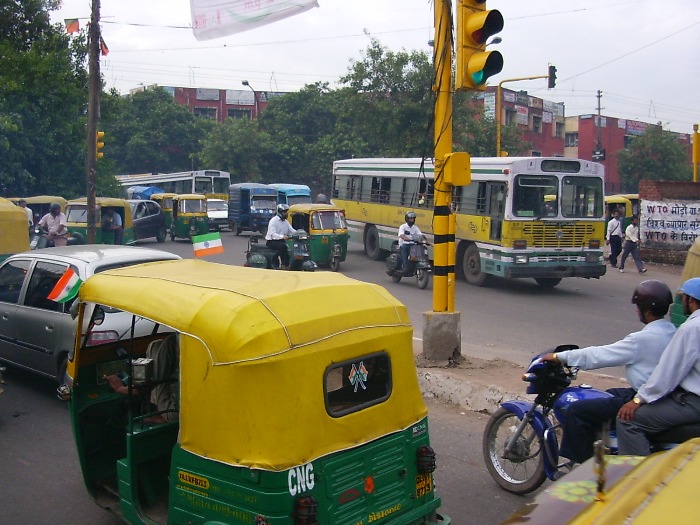 Des rickshaws et un bus