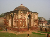 Un pavillon à côté du Qutub Minar