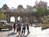 Sylvain, Guillaume & Florian devant le portail d'entrée du City Palace