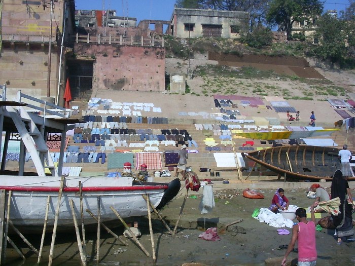 Vêtements séchant sur un ghat