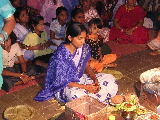 Geetanjali, la mariée, devant le prêtre