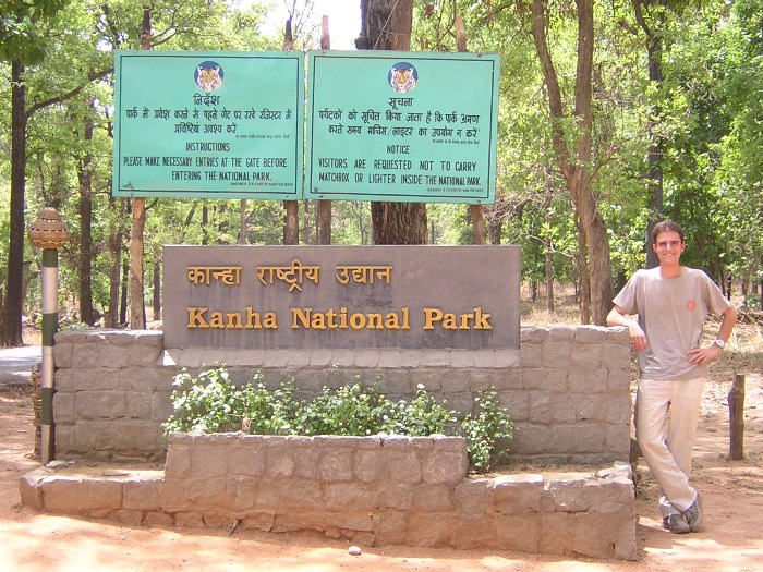 Thimo in front of the entry gate to the park