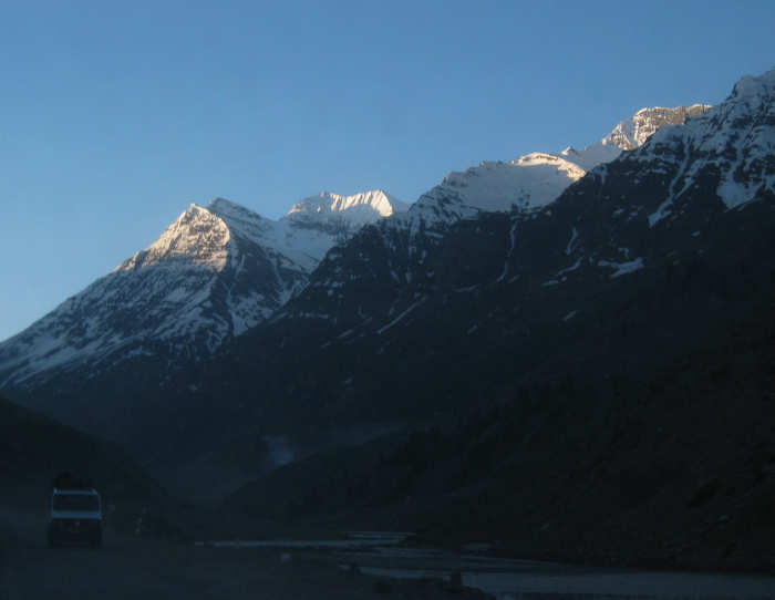 Levé du soleil au début de la route pour Leh