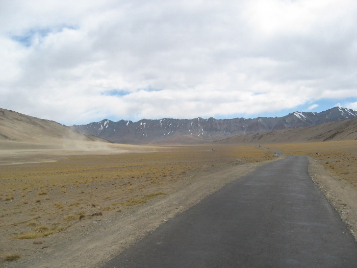 Route traversant un haut plateau