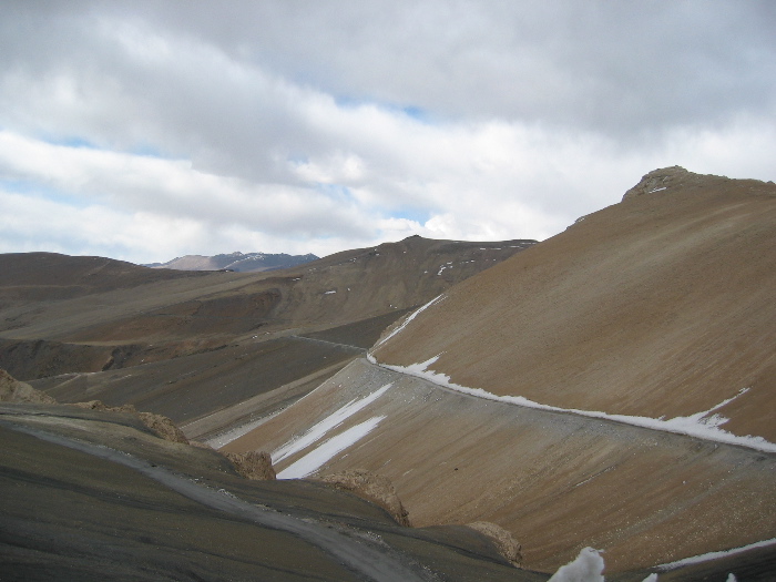 Route descendant sur Leh