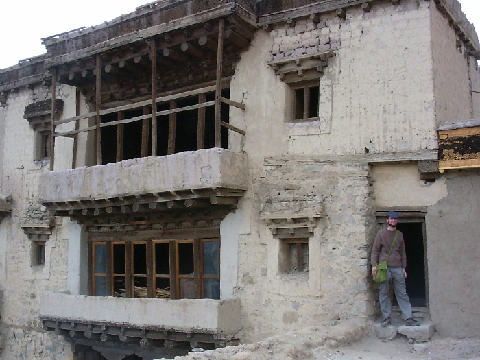 Matthias devant un pavillon du palais