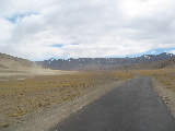 Route traversant un haut plateau