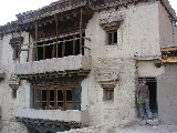 Matthias devant un pavillon du palais