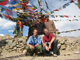 Aurélie, Thimo, Matthias (derrière), Antoine & Sylvain (devant) sous des drapeaux de prière