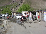Un village au bord de la la route
