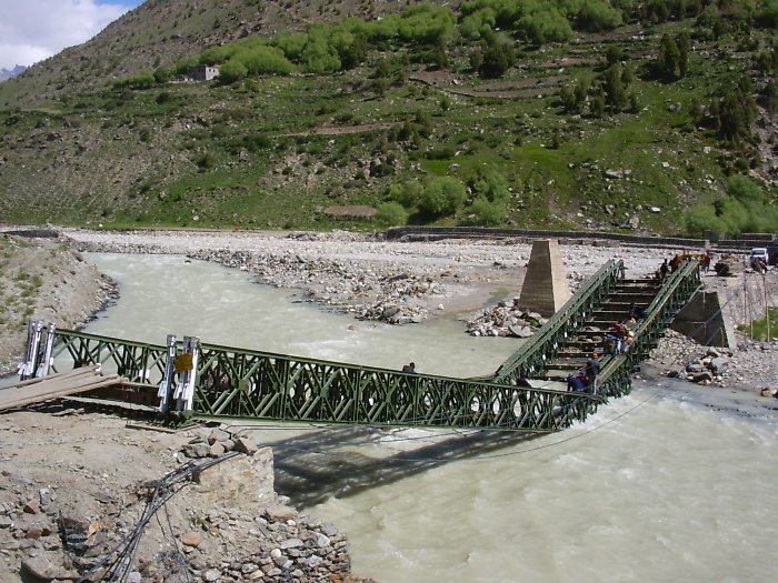 Pont vu de l'autre côté de la rivière