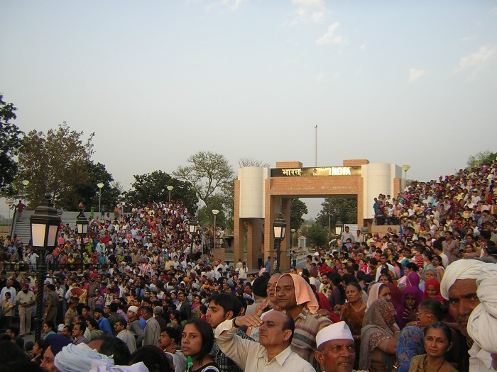 Public indien de la parade frontalière du soir