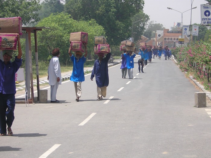 Porteurs indiens de marchandises