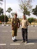 Sylvain avec un douanier indien