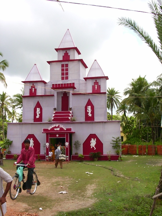 Un temple en papier pour un festival