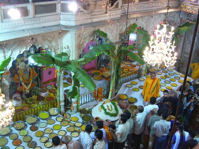 Intérieur du temple décoré pour Diwali