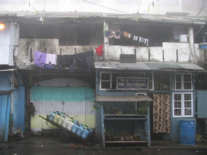 Façade figée dans le brouillard