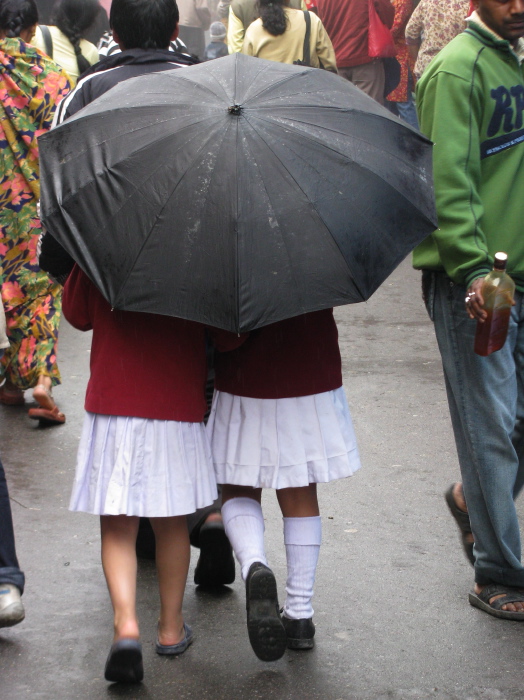 Ecolières sous la pluie