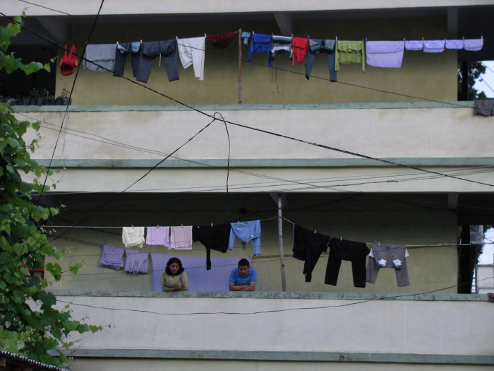 Couple observant la rue